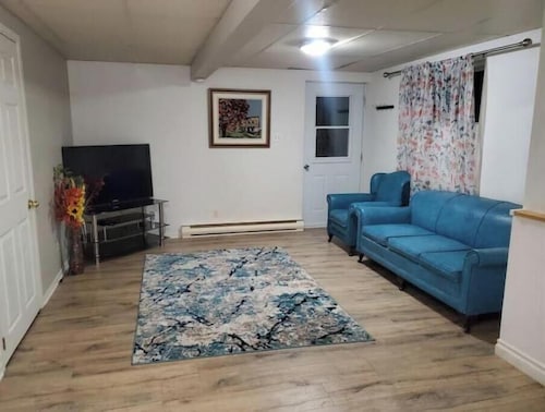 Charming little 3 and 1/2 located close to everything