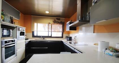 Charming chalet with 4 bedrooms and WiFi, AC in tranquil Albinyana