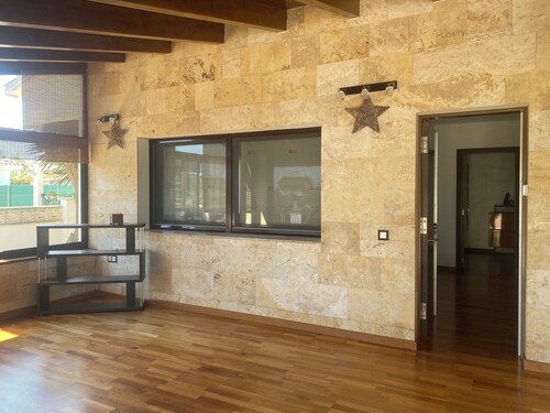 Charming chalet with 4 bedrooms and WiFi, AC in tranquil Albinyana