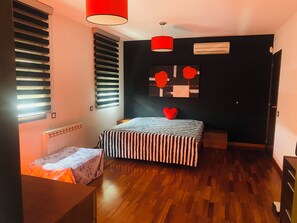 4 bedrooms, iron/ironing board, WiFi, bed sheets