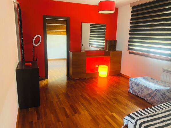 4 bedrooms, iron/ironing board, WiFi, bed sheets