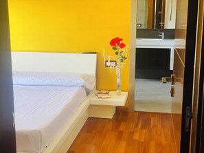 4 chambres, fer et planche à repasser, Wi-Fi, draps fournis