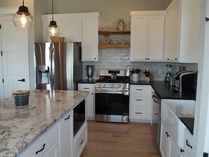Refrigerador, microondas, horno, placa de cocina