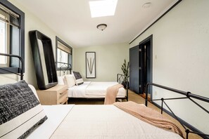 2 bedrooms, iron/ironing board, travel crib, WiFi - Moab Vibes in PDX - Walk to Local Coffee & Food (Portland)