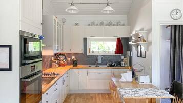 Fridge, oven, stovetop, dishwasher