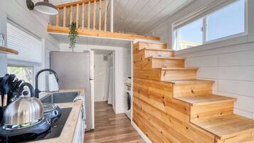 Coffee/tea maker, cookware/dishes/utensils