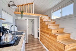 Een koffiezetapparaat/waterkoker, kookgerei, borden en bestek