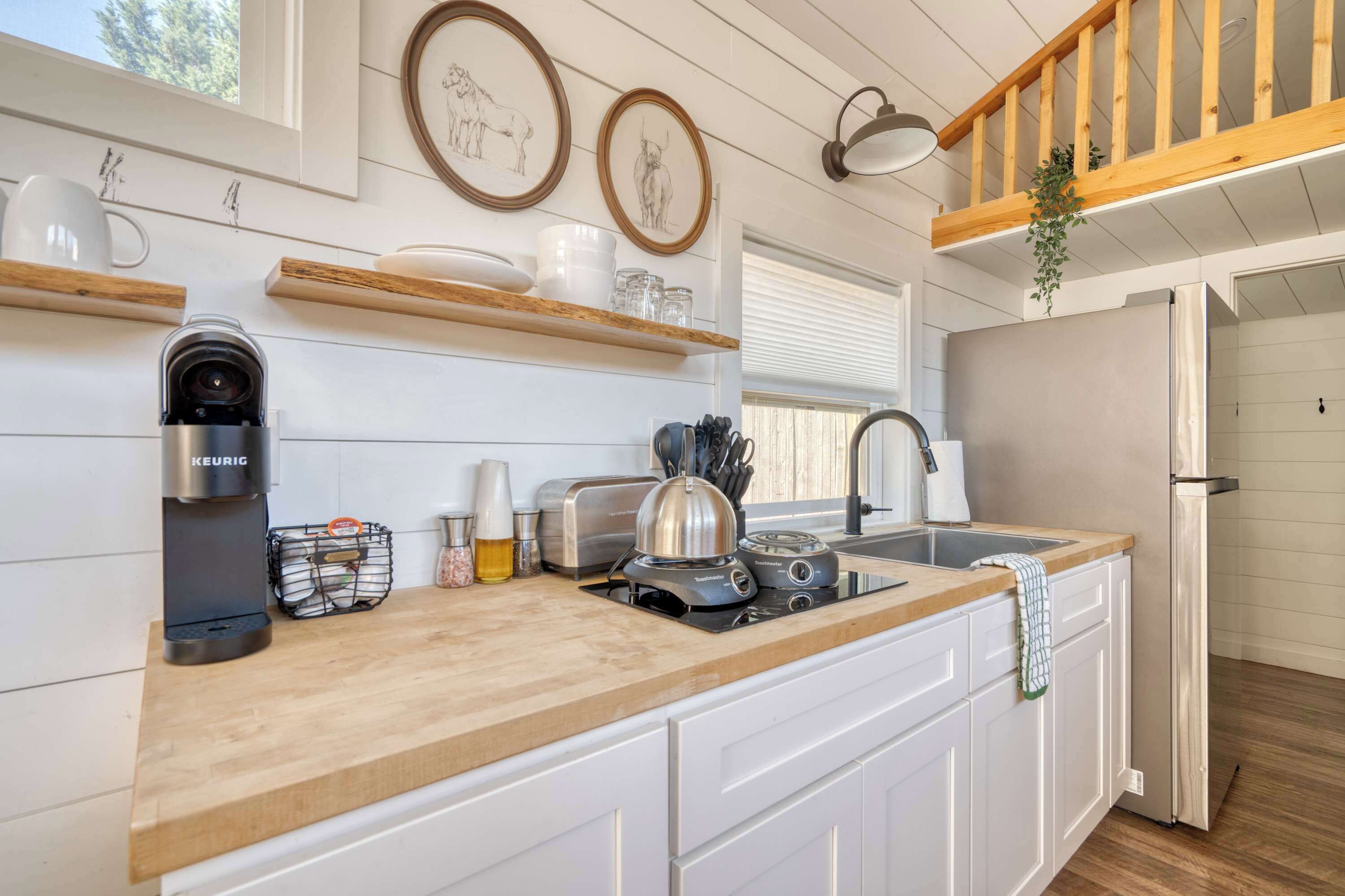 Coffee/tea maker, cookware/dishes/utensils