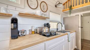 Coffee/tea maker, cookware/dishes/utensils