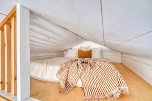 Iron/ironing board, travel cot, WiFi, bed sheets