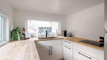 Refrigerador, parrilla de estufa, lavavajillas y cafetera y tetera