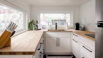 Frigorifero, piano cottura, lavastoviglie, macchina per tè/caffè