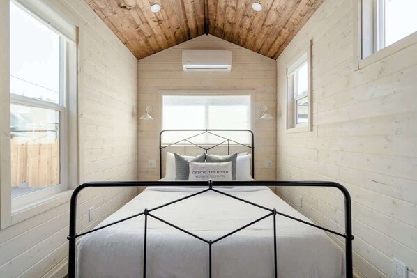1 habitación, tabla de planchar con plancha, cuna de viaje y wifi 