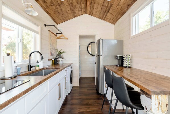 Réfrigérateur, plaque de cuisson, lave-vaisselle, cafetière/bouilloire