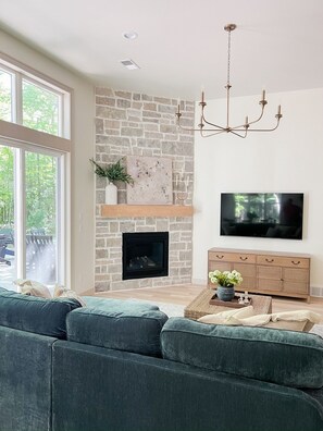 Smart-TV, Kamin, Bücher