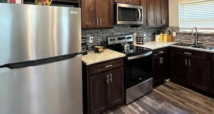 Cozy 3-bedroom house with AC and WiFi in awesome Log Cabin