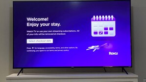 Pantalla de televisor mostrando un mensaje de bienvenida de Roku, con opciones para seleccionar una fecha de salida e información sobre suscripciones de TV o streaming.