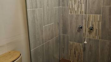 Traditionele chalet, 1 tweepersoonsbed, uitzicht op stad, uitzicht op gebergte | Badkamer