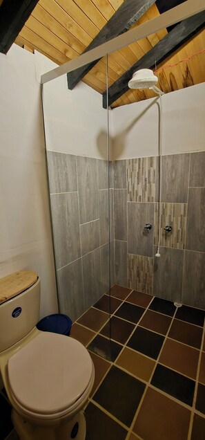 Traditional-Chalet, 1 Doppelbett, Stadtblick, Bergseite | Badezimmer