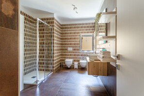 Douche, sèche-cheveux, bidet