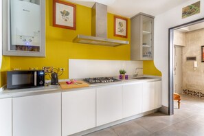 Kühlschrank, Mikrowelle, Herdplatte, Geschirrspüler