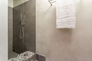 Dusche, Haartrockner, Bidet