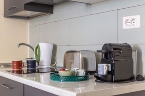 Kylskåp, spishäll, kaffe- och tebryggare och brödrost