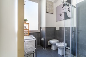 Douche, sèche-cheveux, bidet, serviettes fournies