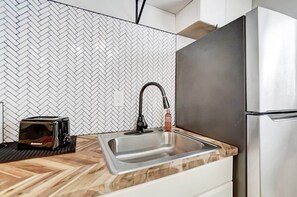 Fridge, microwave, oven, stovetop - 2BR Corporate Rental, 30+ Day Stay (Cincinnati)