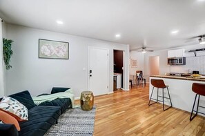 Smart TV, fireplace - 2BR Corporate Rental, 30+ Day Stay (Cincinnati)