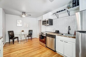 Fridge, microwave, oven, stovetop - 2BR Corporate Rental, 30+ Day Stay (Cincinnati)