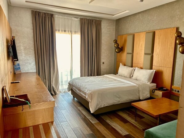 Luxury Double Room | Bathroom | Hair dryer, bathrobes, towels - Hotel Atlantis Mazagan (Moulay Abdallah)