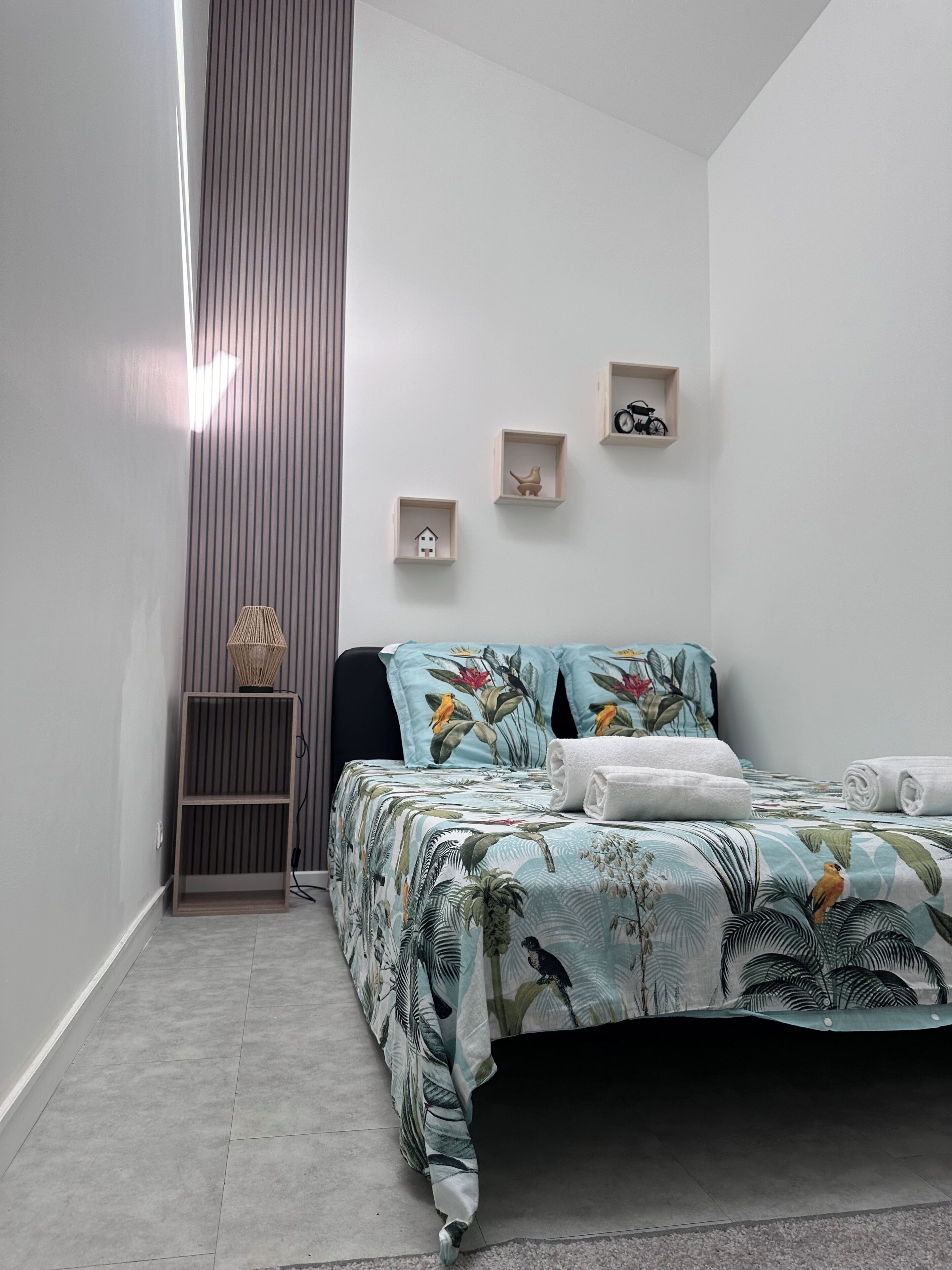 2 slaapkamers, een bureau, een strijkplank/strijkijzer, reisbedje