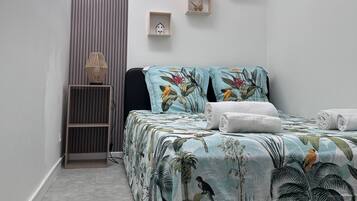 2 slaapkamers, een bureau, een strijkplank/strijkijzer, reisbedje