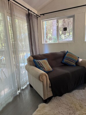 Una Smart TV, una chimenea, una oficina