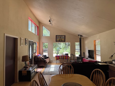 Smart TV, fireplace, offices. Rustic River Retreat: 2br
