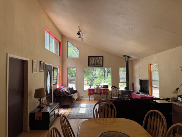 Smart TV, fireplace, offices - Rustic River Retreat: 2br (Whitethorn)