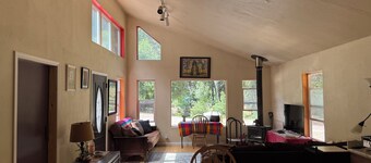 Rustic River Retreat: 2br