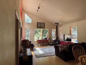 Smart TV, fireplace, offices - Rustic River Retreat: 2br (Whitethorn)