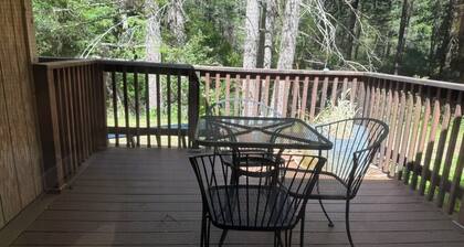 Rustic River Retreat: 2br