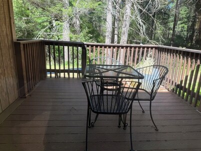 Rustic River Retreat: 2br