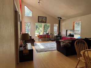 Smart TV, fireplace, offices - Rustic River Retreat: 2br (Whitethorn)