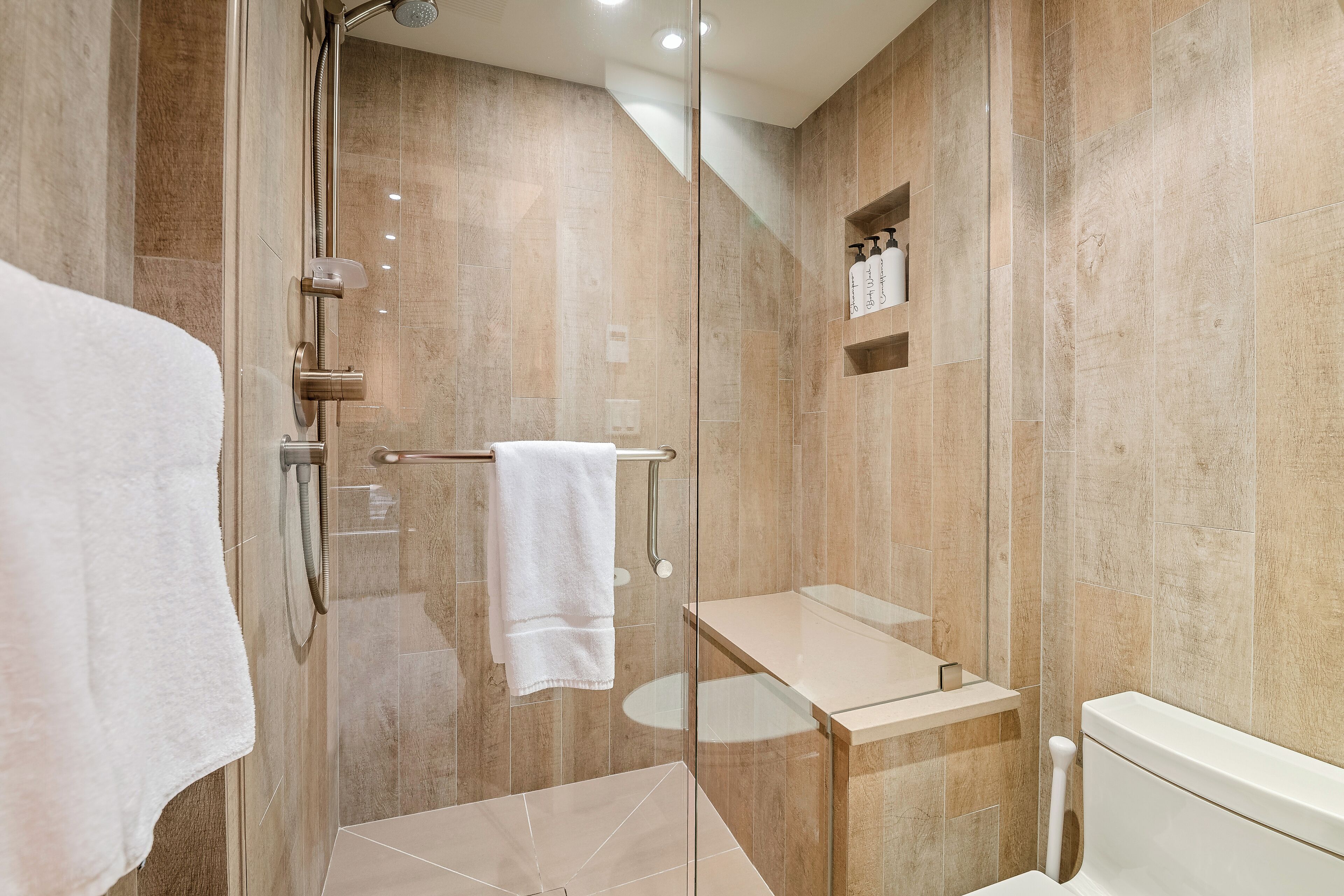 Douche, séchoir à cheveux, serviettes fournies, savon