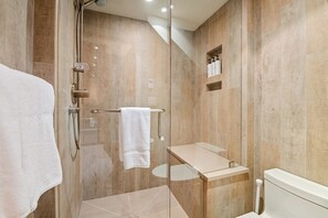 Douche, sèche-cheveux, serviettes fournies, savon
