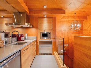 Fridge, microwave, oven, stovetop - The Den | Heart of Village | Free Parking (Whistler)