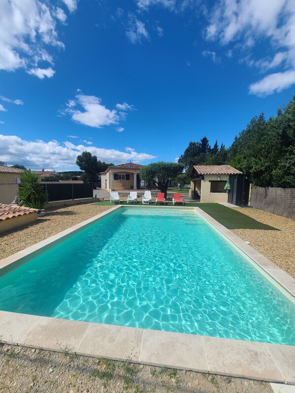 Una piscina al aire libre