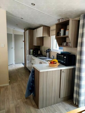 Køleskab, mikrobølgeovn, ovn, kogeplade