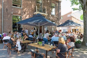 Outdoor dining - A blend of Serenity and Comfort (Epe)