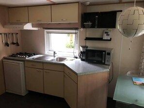 Kylskåp, mikrovågsugn, ugn och spishäll