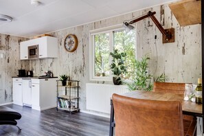 Kühlschrank, Mikrowelle, Wasserkocher mit Kaffee-/Teezubehör